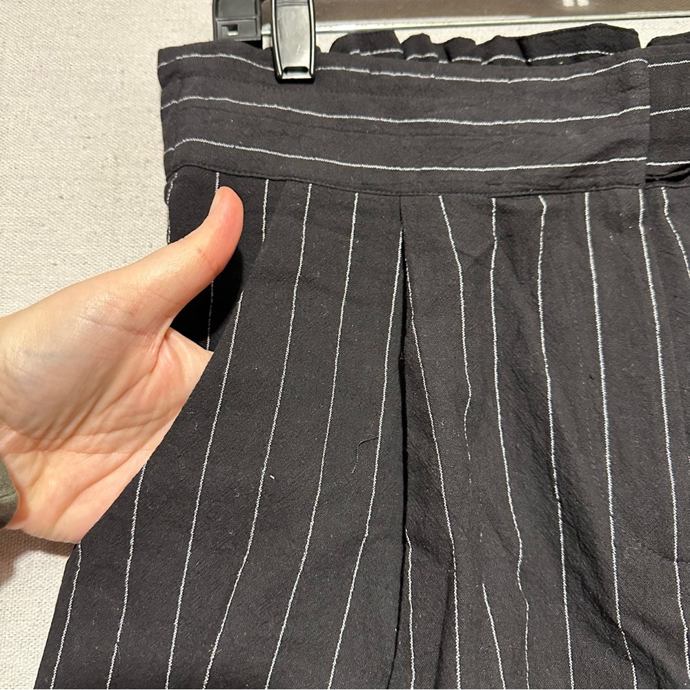 NWT Elodie Pinstripe Shorts - size L - Picture 4 of 6